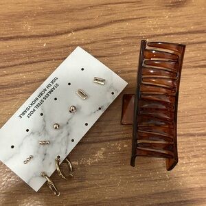 Earings and cluchter